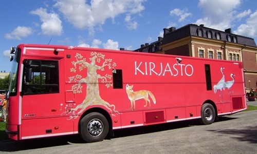 kirjastoauto ketunlenkki joensuun taidemuseon pihalla