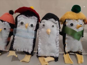 Lasten askartelemia pigviinejä vierekkäin.