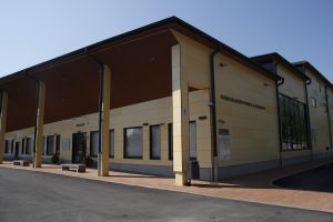 Hammaslahden koulurakennuksen kirjastopääty, keltainen rakennus