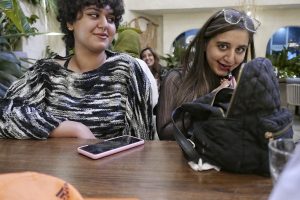 Kuvassa kaksi iranilaista nuorta naista, Kimmo Kirveksen valokuvanäyttelyn esittelykuva