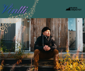 Mies istuu autioituneen talon portailla tyytyväisenä ja katsoo oikealle vähän yläviistoon. Portaiden välissä kasvaa syksyisen värisiä horsmia. 