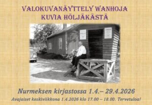 Mustavalkoinen kuva. Mies istuu maitolaiturilla. Taustalla on vanha rakennus.