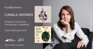 nainen valkoisessa paidassa istuu ja katselee sivulle poispäin kamerasta