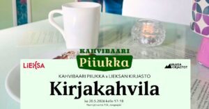 Tapahtumamainos Kirjakahvilasta. Kuvassa on kahvilapöytä, jossa on kuppi, kynttilä ja leivonnainen. Kuvan päällä teksti: “Kahvibaari Piiukka x Lieksan kirjasto. Kirjakahvila. Ke 20.5.2026 kello 17–18. Nurmijärventie 154, Jongunjoki.” Kulmassa näkyvät Lieksan ja Vaara-kirjastojen logot.