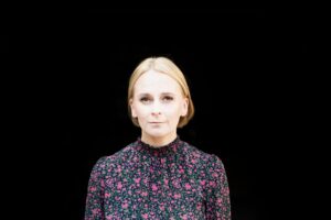 Kuvassa kirjailija katsoo kameraan. 