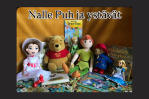 Nalle Puh, Helinäkeiju, Peter Pan, Paddington ja kaksi muuta pehmolelua istuvat kirjojen keskellä. Lisäksi teksti Nalle Puh ja ystävät.
