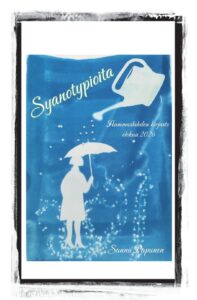 Kuvassa syanotypia, jossa ihminen seisoo sateenvarjon kanssa kastelukannun alla.