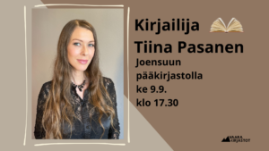 Henkilö katsoo kameraan ja hymyilee.