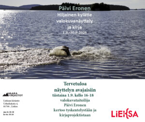 Mainos Päivi Erosen valokuvanäyttelystä ja kirjasta. Teksti: ‘Päivi Eronen – Hiljainen kylätie, valokuvanäyttely ja kirja, 1.9.–30.9.2026’. Julisteessa on valokuva järvimaisemasta. Teksti: ‘Tervetuloa näyttelyn avajaisiin tiistaina 1.9. klo 16–18. Valokuvataiteilija Päivi Eronen kertoo työskentelystään ja kirjaprojektistaan.’ Alareunassa ovat Lieksan kirjaston yhteystiedot sekä Vaara-kirjastot- ja Lieksa-logot.”