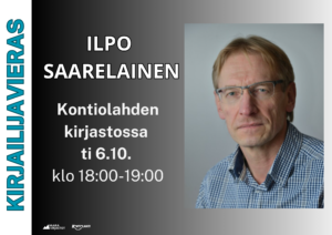 Kirjailija Ilpo Saarelaisen kasvokuva, jossa hänellä näkyy sininen kauluspaita. Julisteessa valkoisella tekstillä tapahtuman tiedot. Julisteen pohja harmaa. 