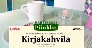 Mainos Kirjakahvila-tapahtumasta. Teksti: ‘Kahvibaari Piiukka x Lieksan kirjasto – Kirjakahvila’. Tapahtuma järjestetään keskiviikkona 21.10.2026 klo 17–18 osoitteessa Nurmijärventie 154, Jongunjoki. Kuvassa on kahvikuppi, kynttilä ja leivonnainen pöydällä. Julisteessa ovat myös Lieksa- ja Vaara-kirjastot-logot
