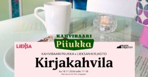 Mainos Kirjakahvila-tapahtumasta. Teksti: ‘Kahvibaari Piiukka x Lieksan kirjasto – Kirjakahvila’. Tapahtuma järjestetään keskiviikkona 18.11.2026 klo 17–18 osoitteessa Nurmijärventie 154, Jongunjoki. Kuvassa on kahvikuppi, kynttilä ja leivonnainen pöydällä. Julisteessa ovat myös Lieksa- ja Vaara-kirjastot-logot